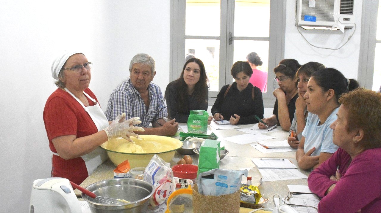 Con gran éxito de desarrollo un taller de cocina con recetas navideñas tradicionales